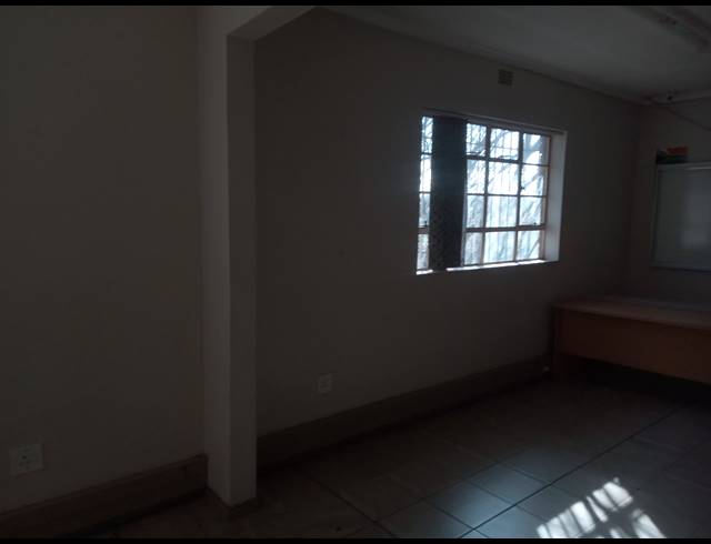 900M² BUILDING TO LET IN APEX